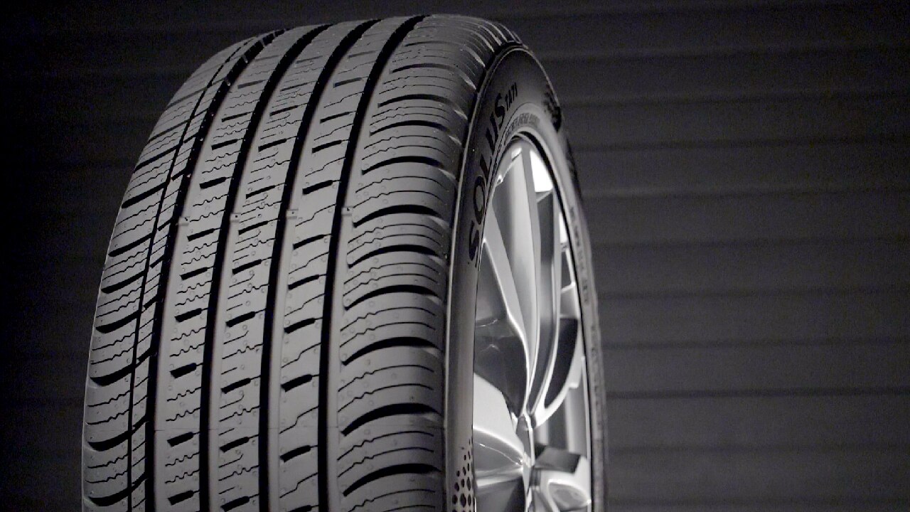 Kumho Solus TA71 All-Season Tire 215//55R17 94V